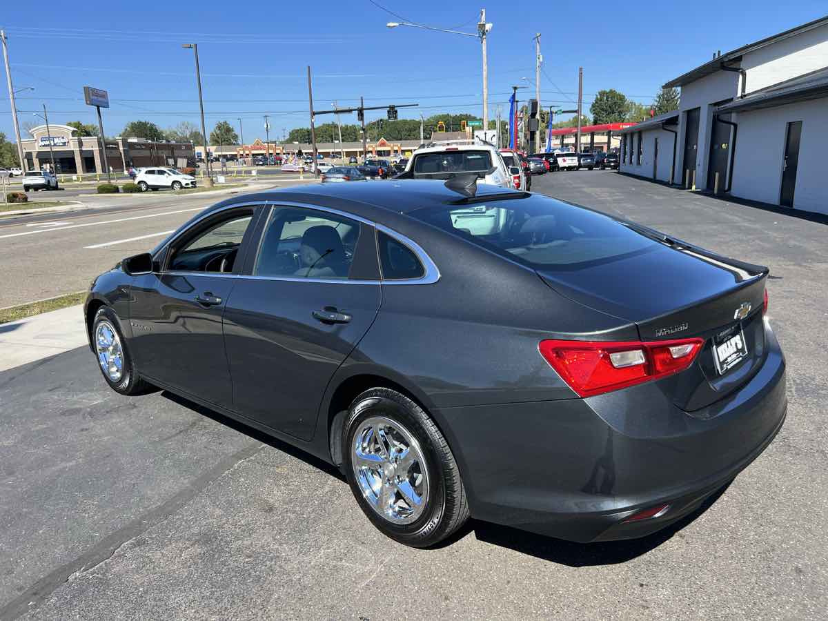 2018 Chevrolet Malibu LS photo 3