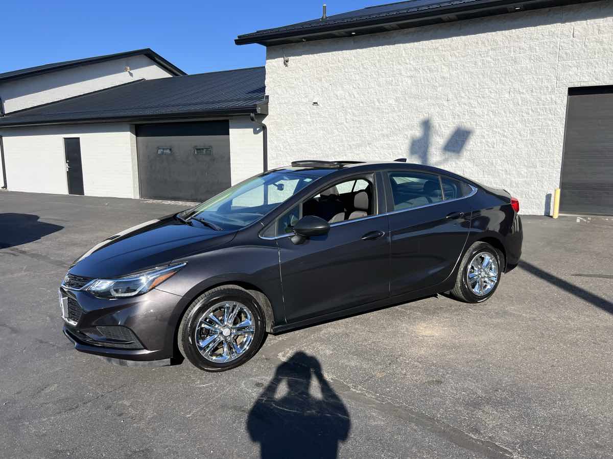 2017 Chevrolet Cruze LT photo 2