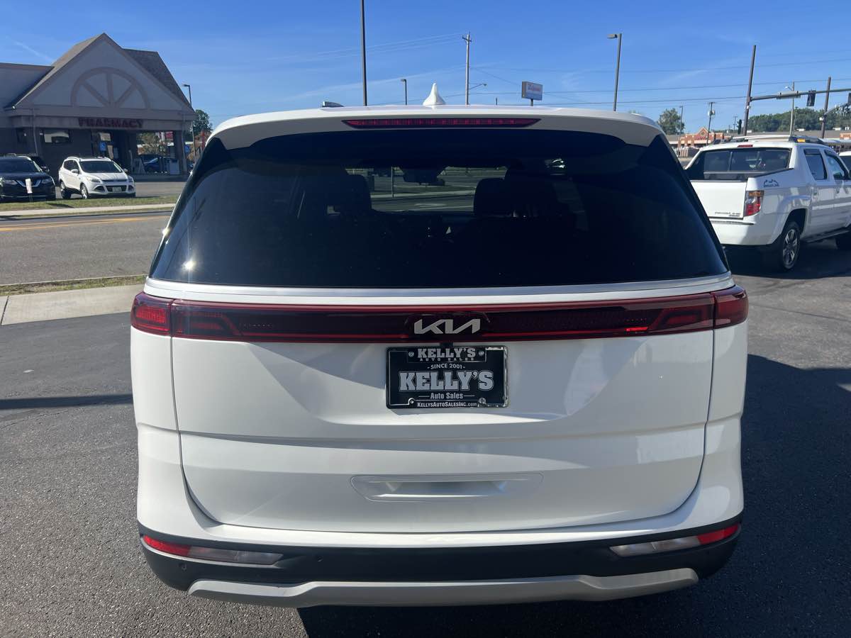 2023 Kia Carnival LX photo 2
