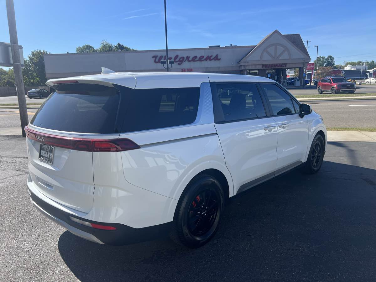 2023 Kia Carnival LX photo 3