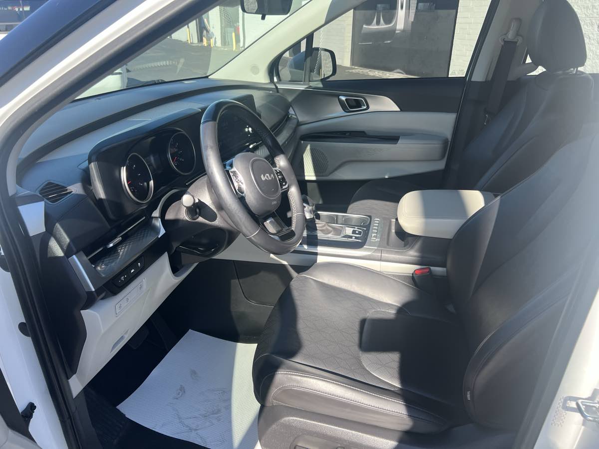 2023 Kia Carnival LX photo 7