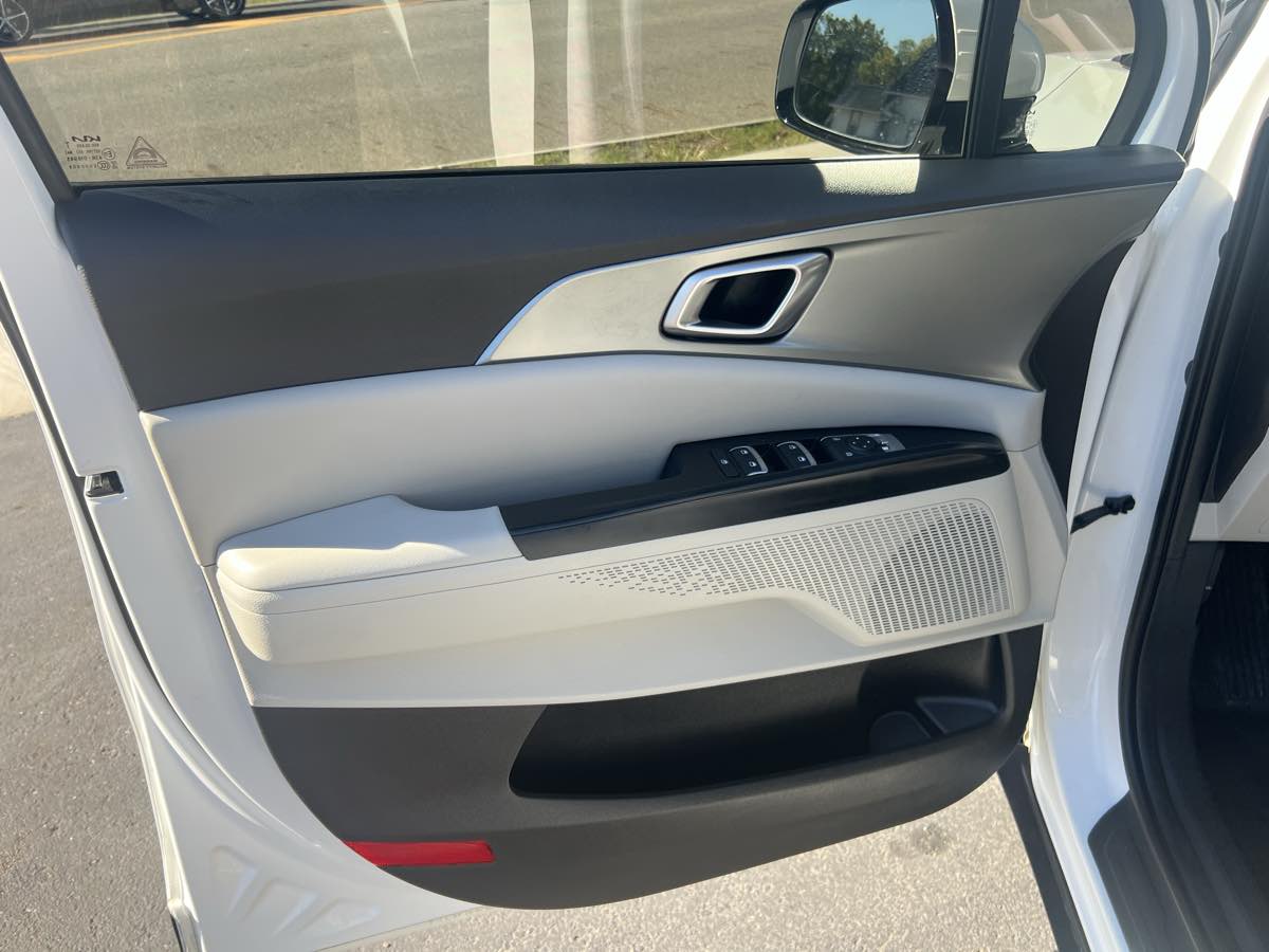 2023 Kia Carnival LX photo 8