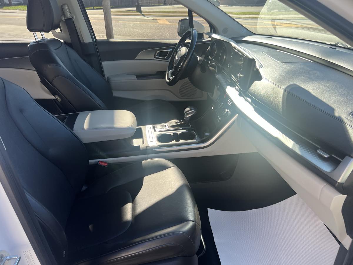 2023 Kia Carnival LX photo 15
