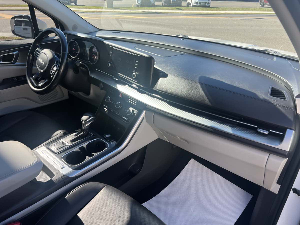 2023 Kia Carnival LX photo 16