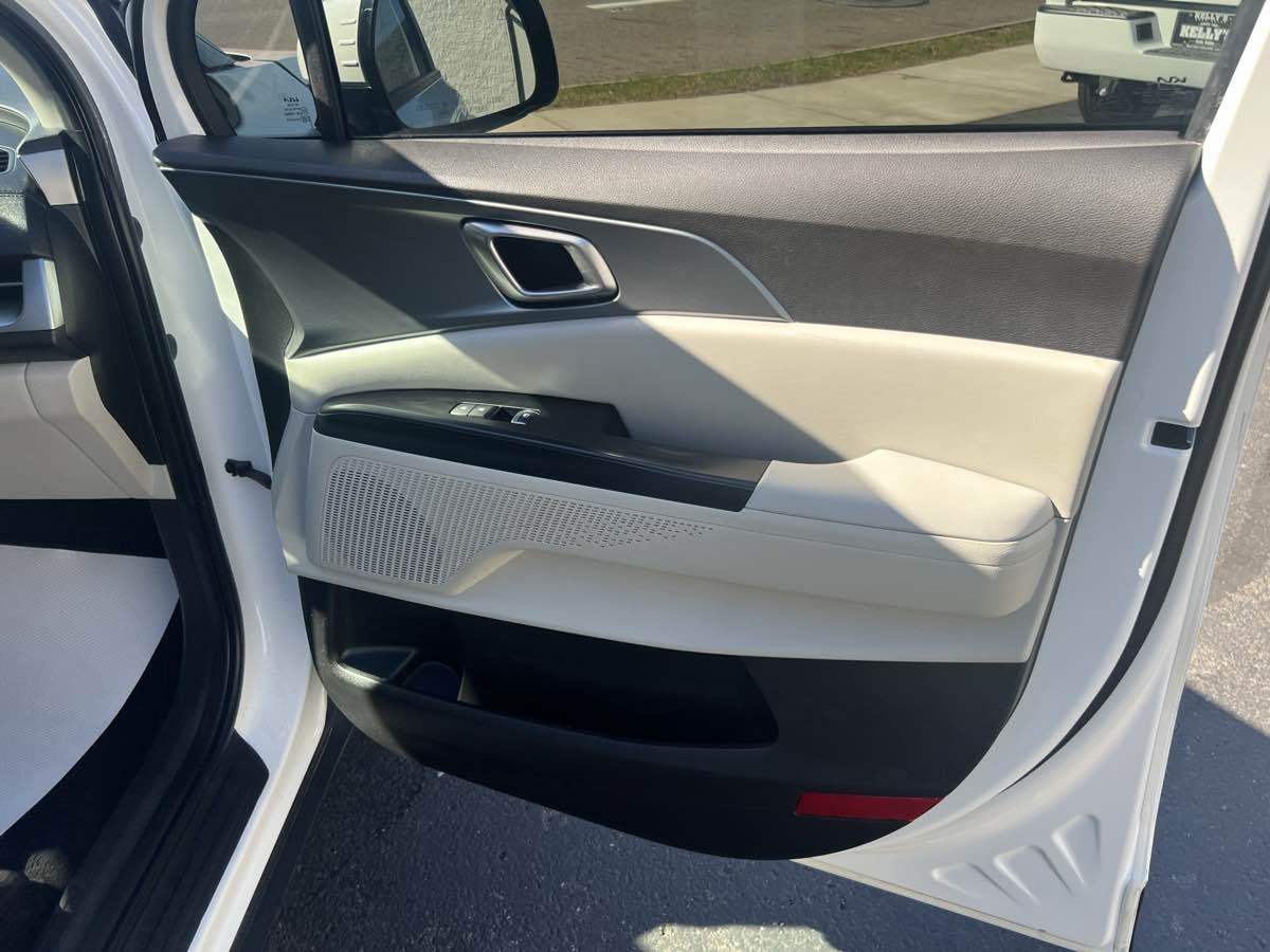 2023 Kia Carnival LX photo 17