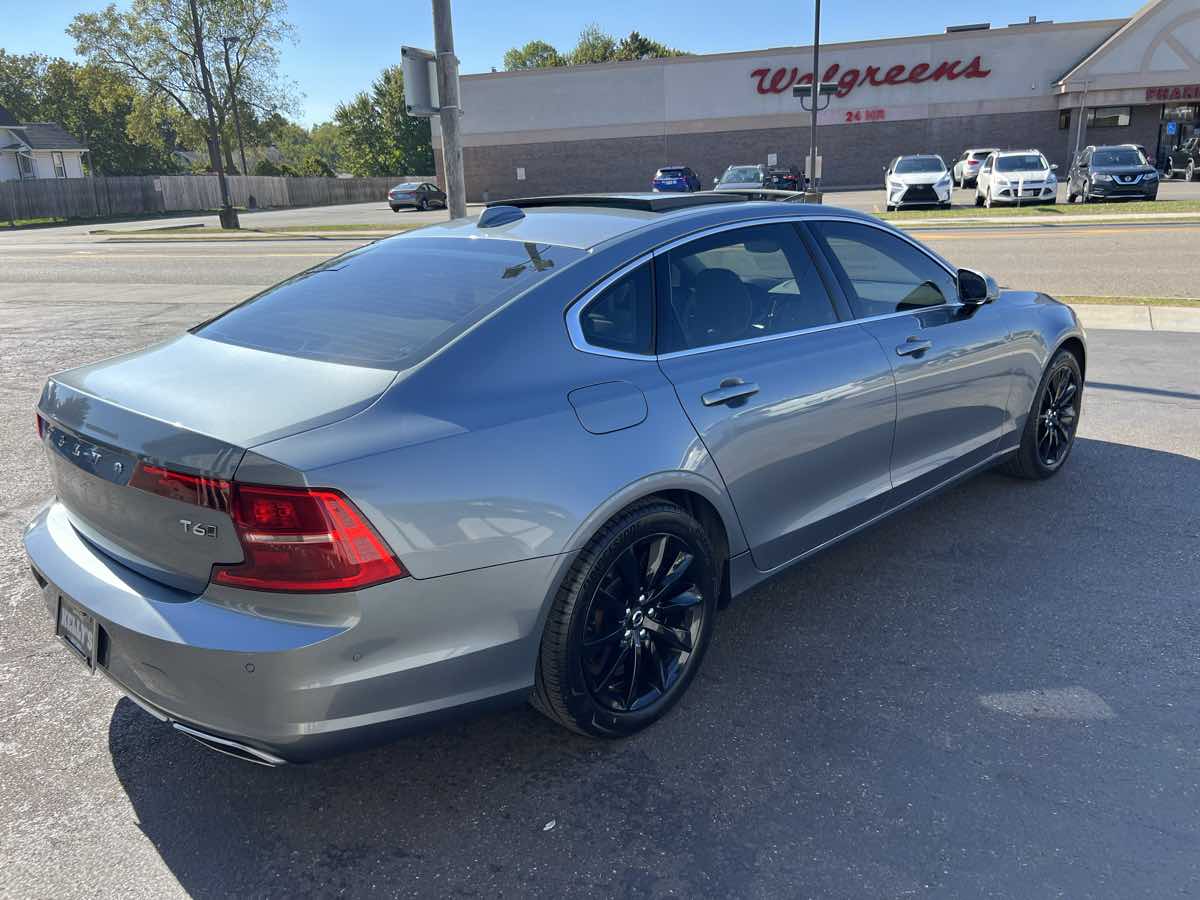 2018 Volvo S90 Momentum photo 2
