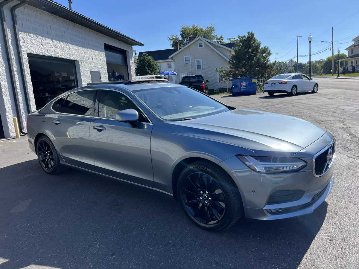 2018 Volvo S90 Momentum photo 3