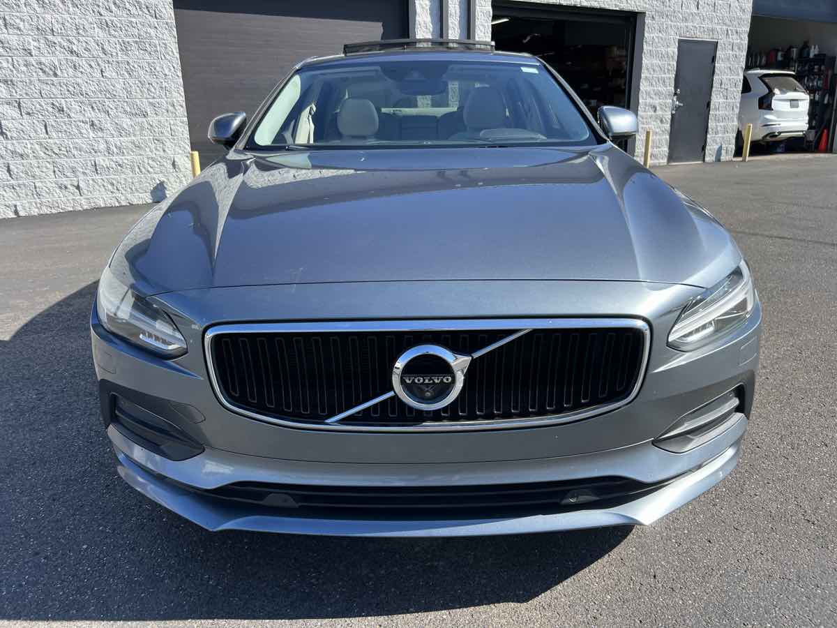 2018 Volvo S90 Momentum photo 4