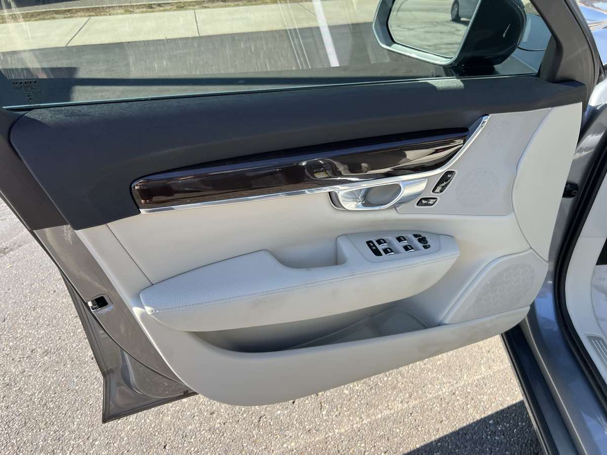 2018 Volvo S90 Momentum photo 8