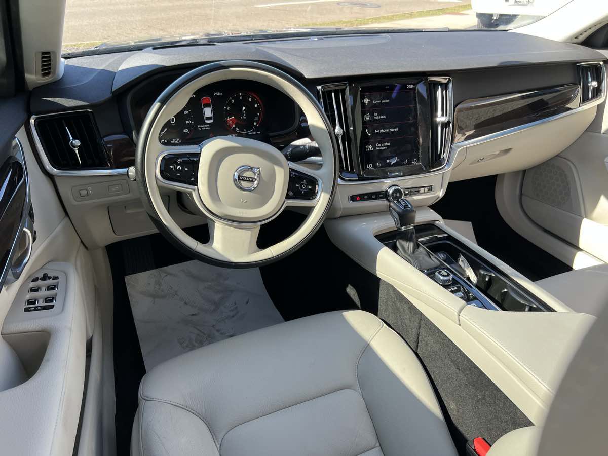 2018 Volvo S90 Momentum photo 9