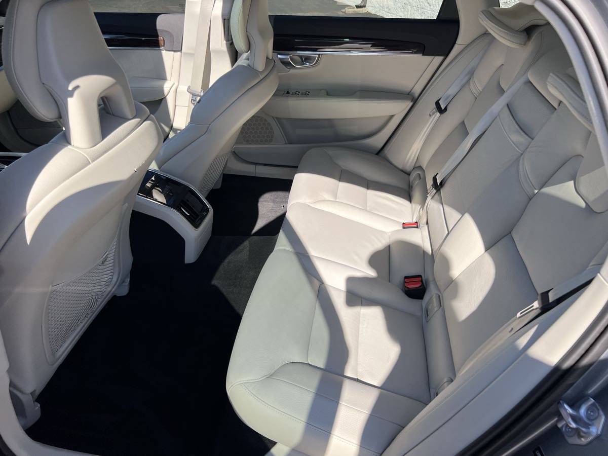 2018 Volvo S90 Momentum photo 10