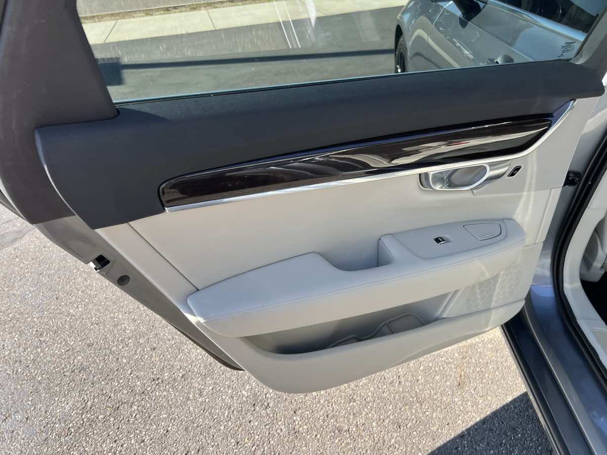 2018 Volvo S90 Momentum photo 11