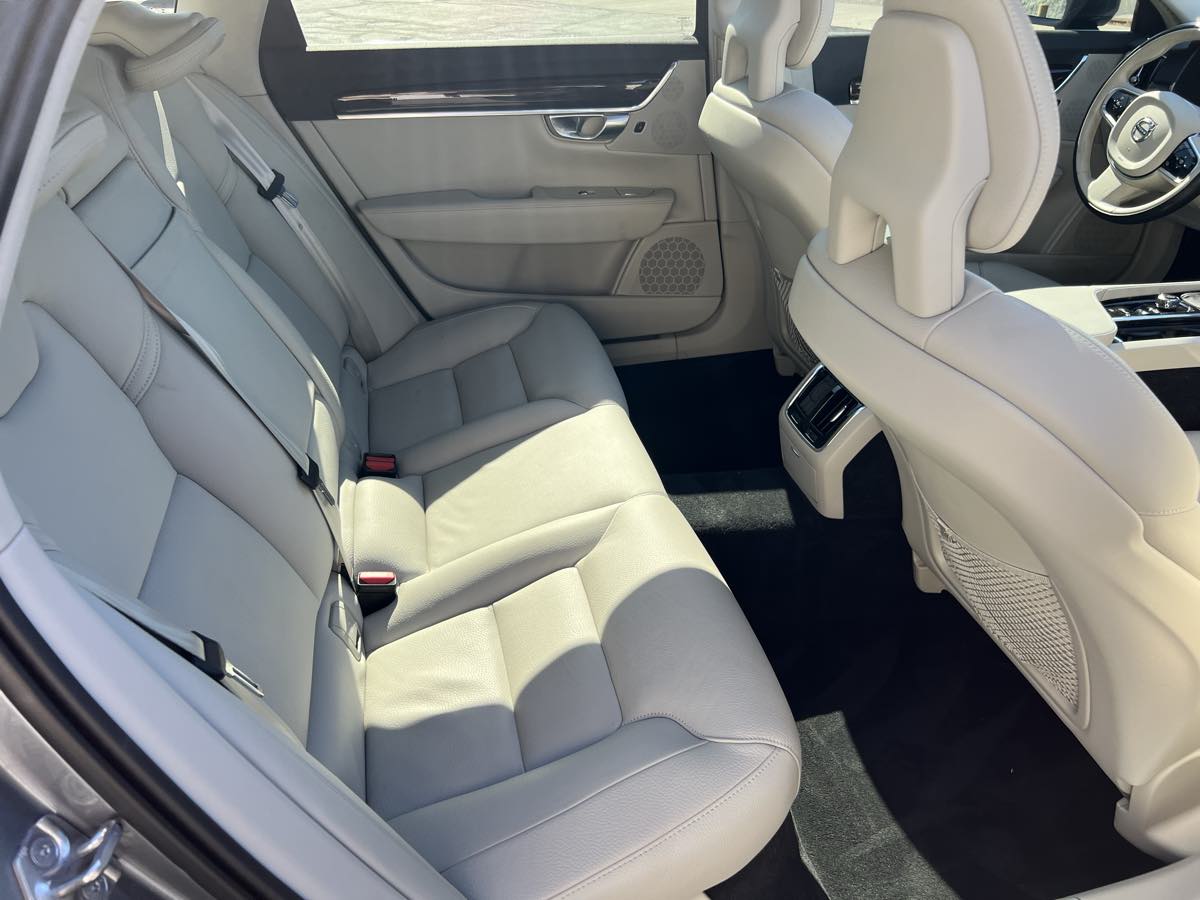 2018 Volvo S90 Momentum photo 13