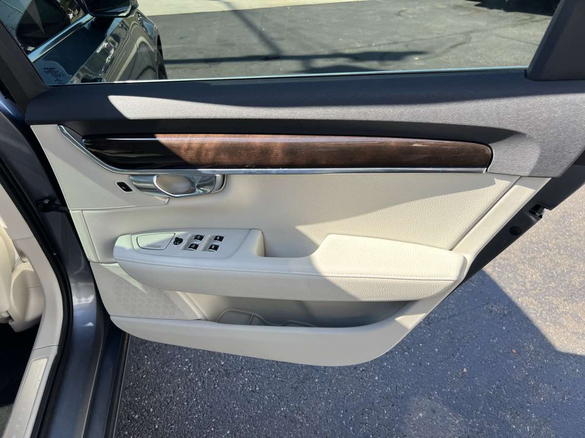 2018 Volvo S90 Momentum photo 14
