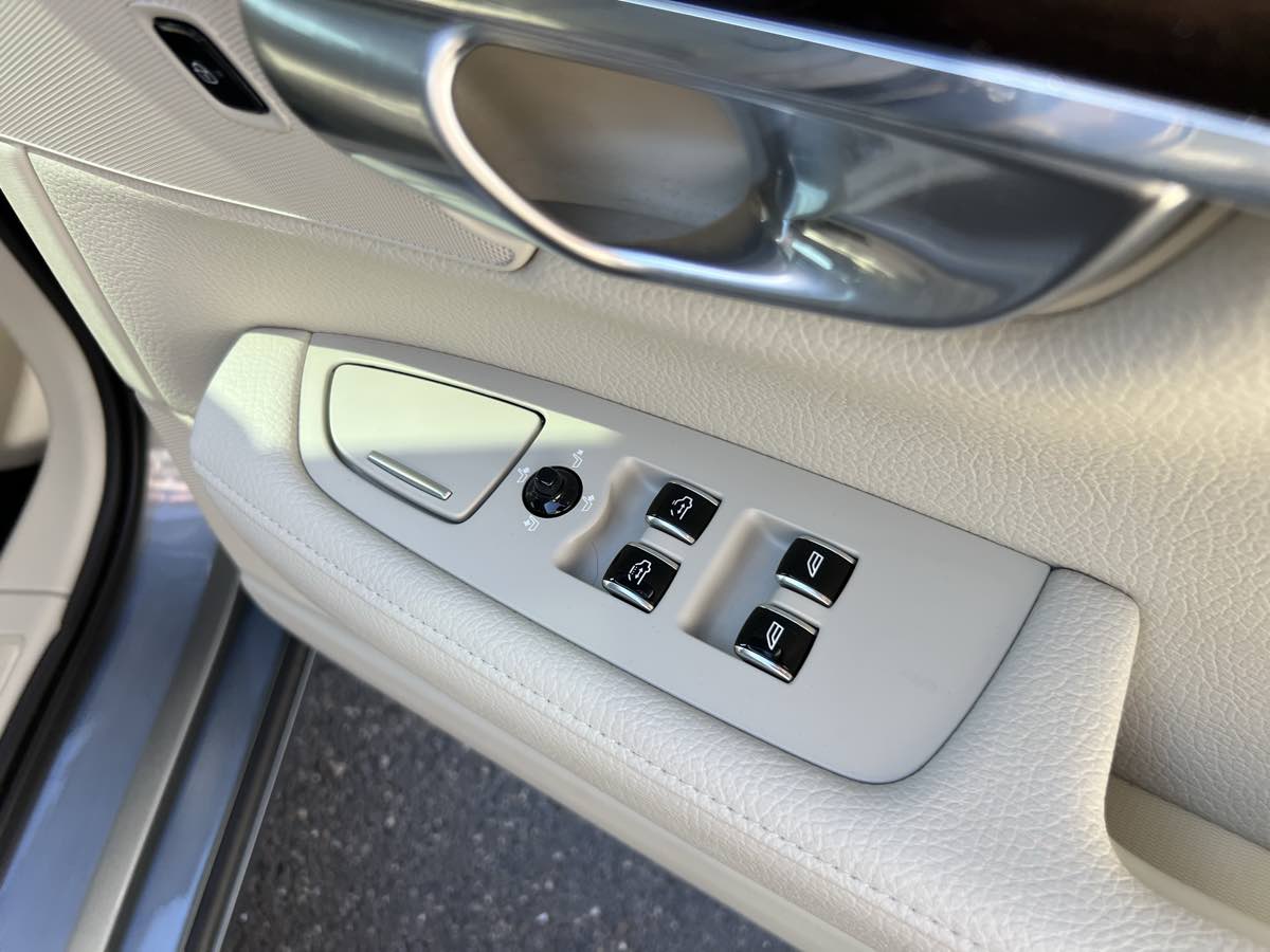 2018 Volvo S90 Momentum photo 15