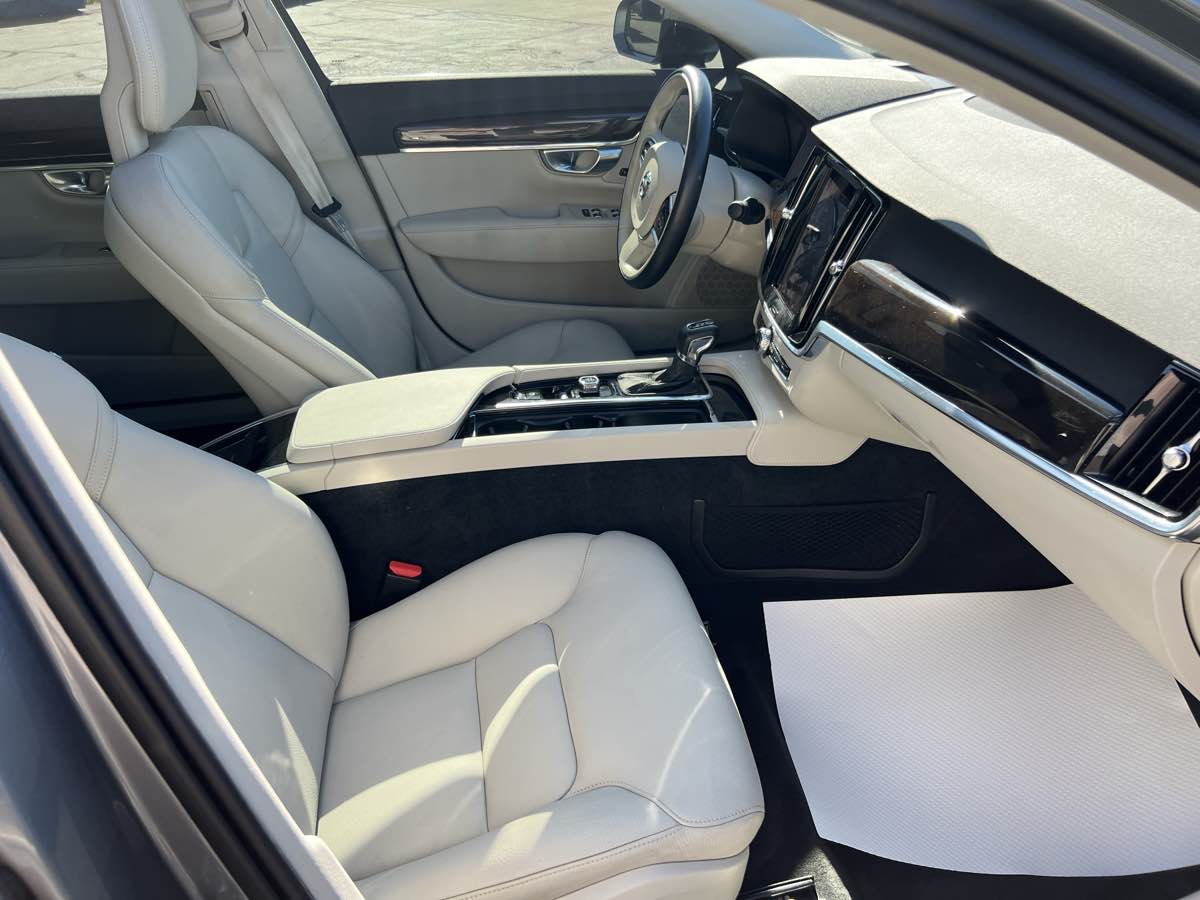 2018 Volvo S90 Momentum photo 16