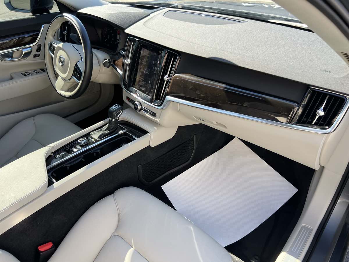 2018 Volvo S90 Momentum photo 17