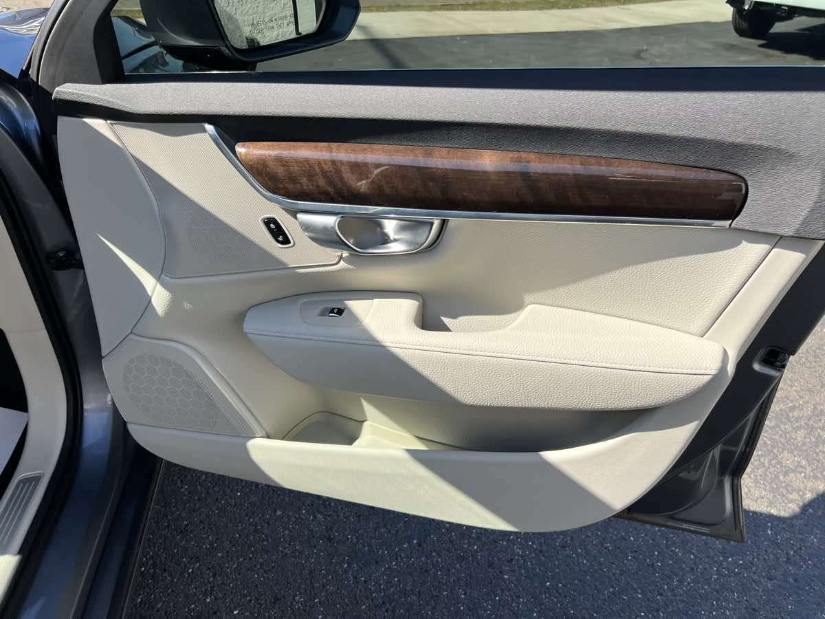 2018 Volvo S90 Momentum photo 18