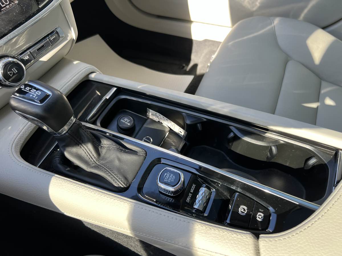 2018 Volvo S90 Momentum photo 22