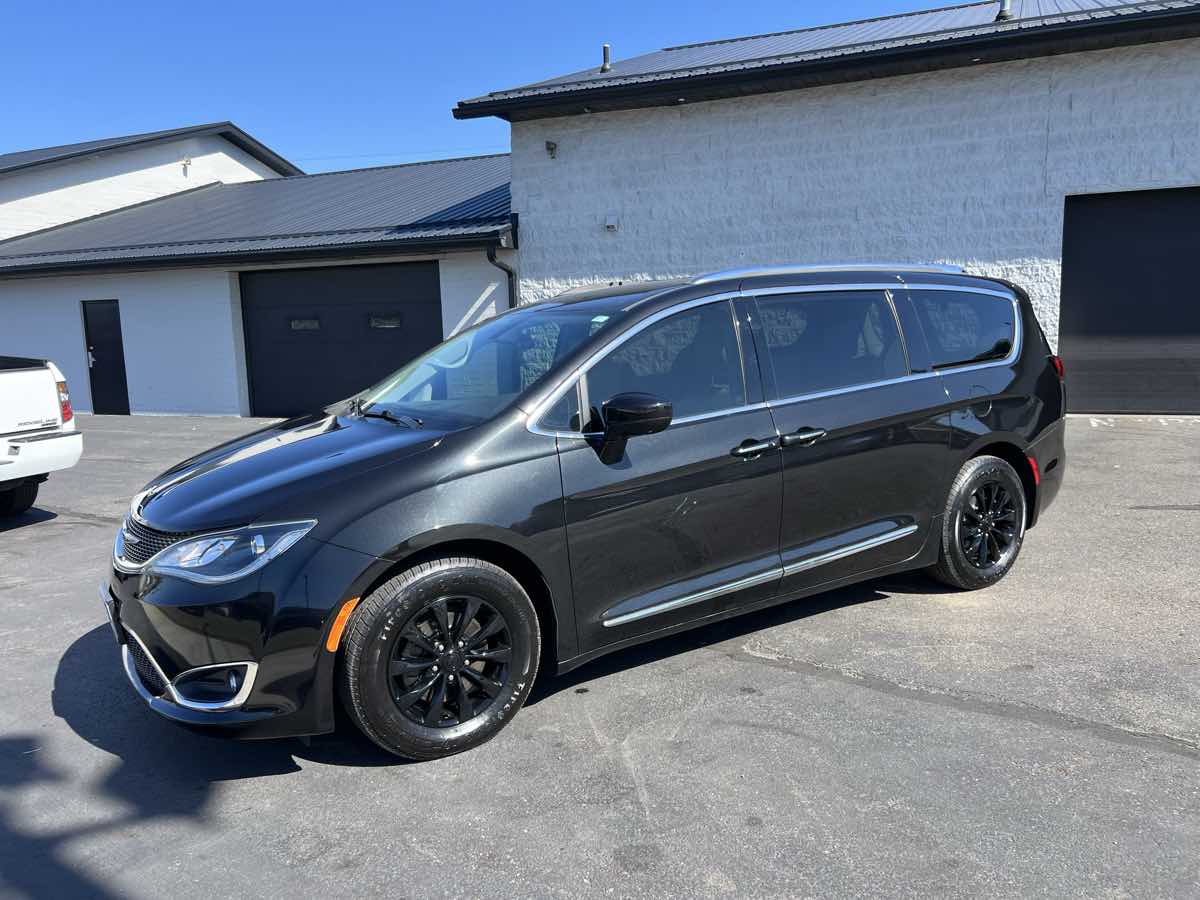 2018 Chrysler Pacifica Touring L photo 2