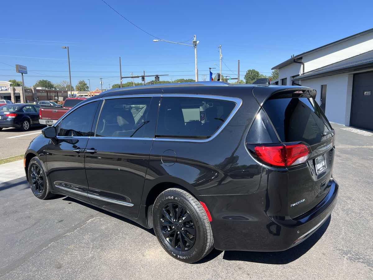 2018 Chrysler Pacifica Touring L photo 3