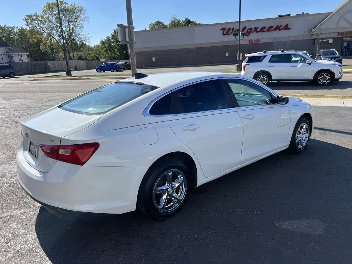2016 Chevrolet Malibu LS photo 4
