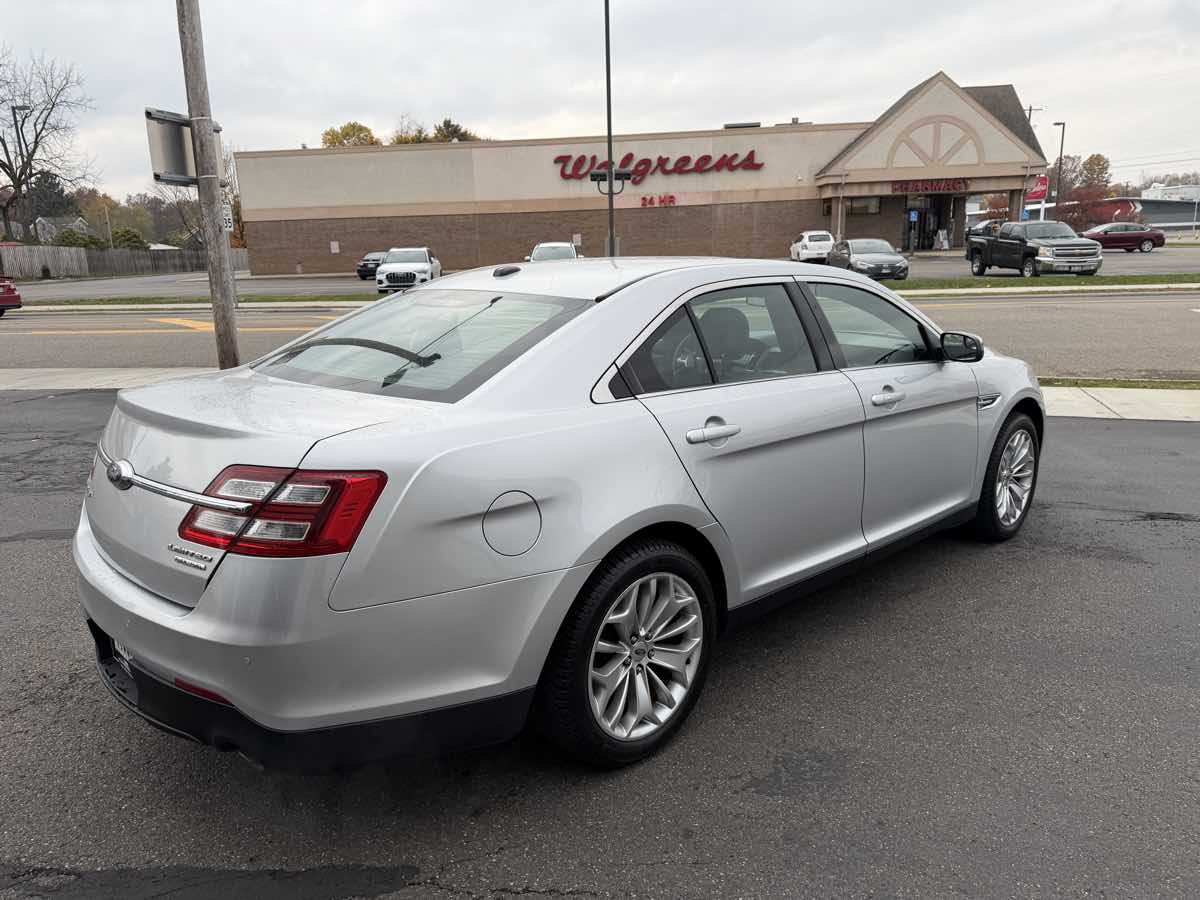 2015 Ford Taurus Limited photo 3