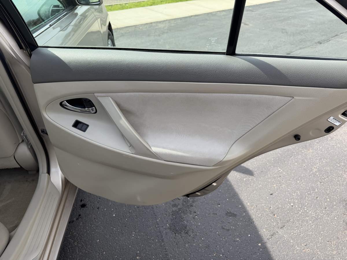 2009 Toyota Camry SE - Photo 18