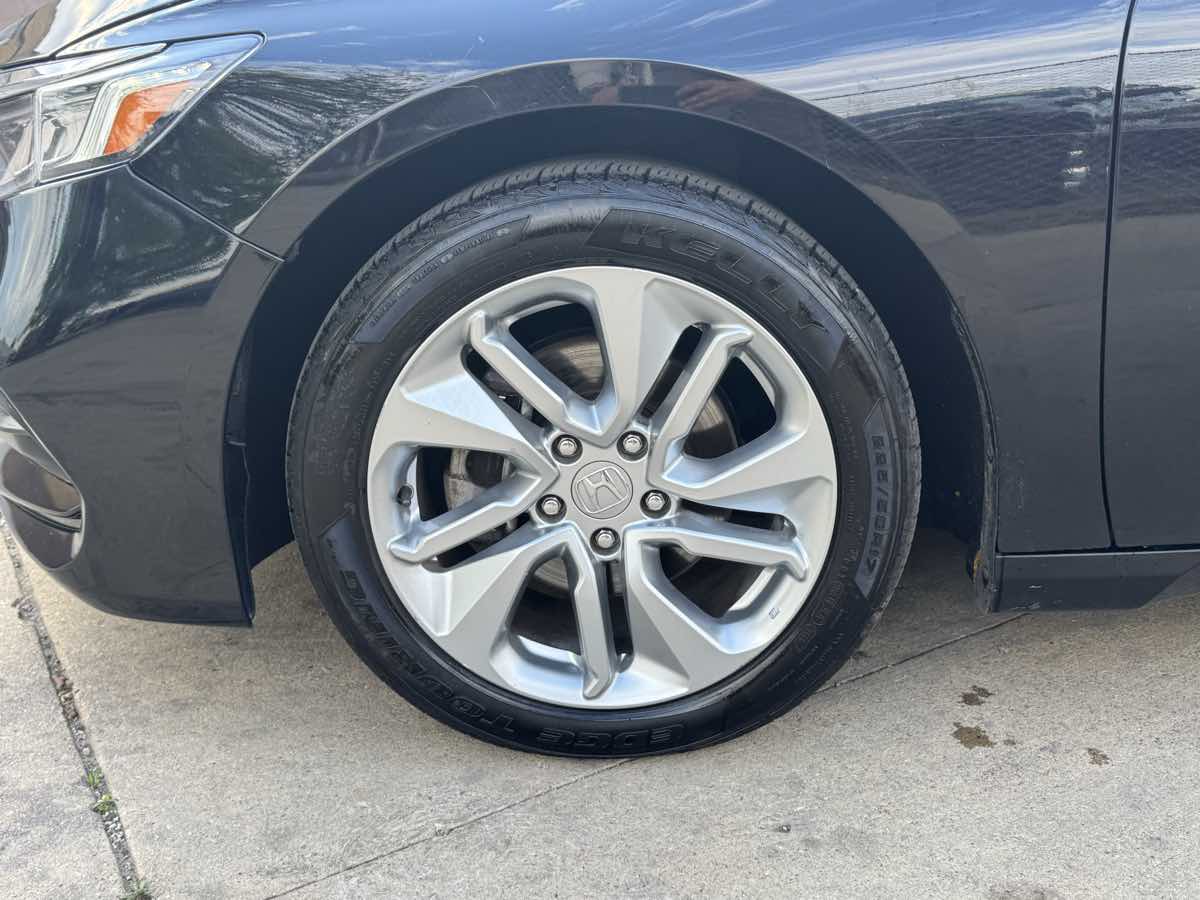 2018 Honda Accord LX 1.5T photo 10
