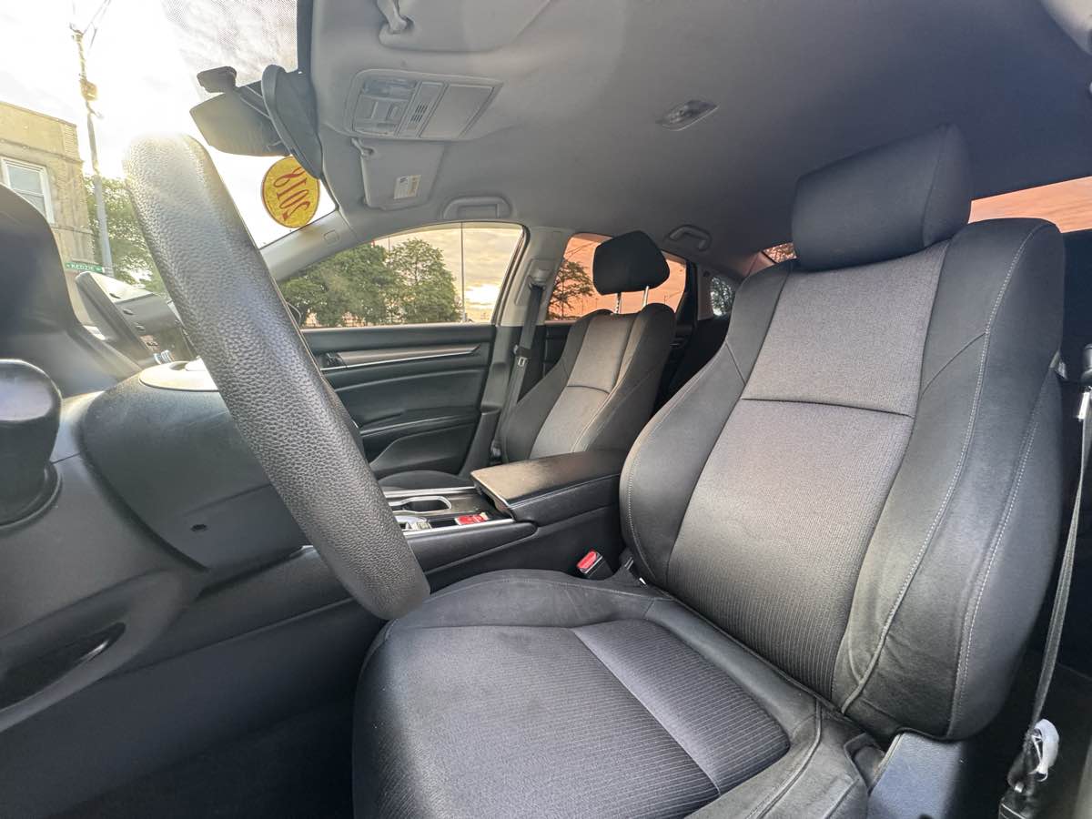 2018 Honda Accord LX 1.5T photo 11
