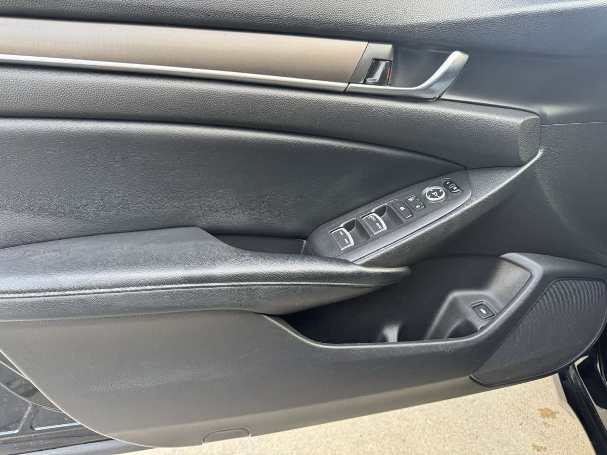 2018 Honda Accord LX 1.5T photo 15