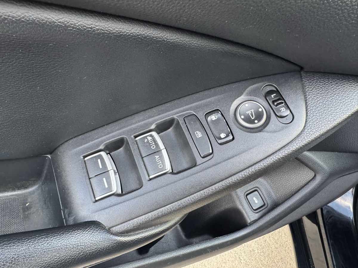 2018 Honda Accord LX 1.5T photo 16