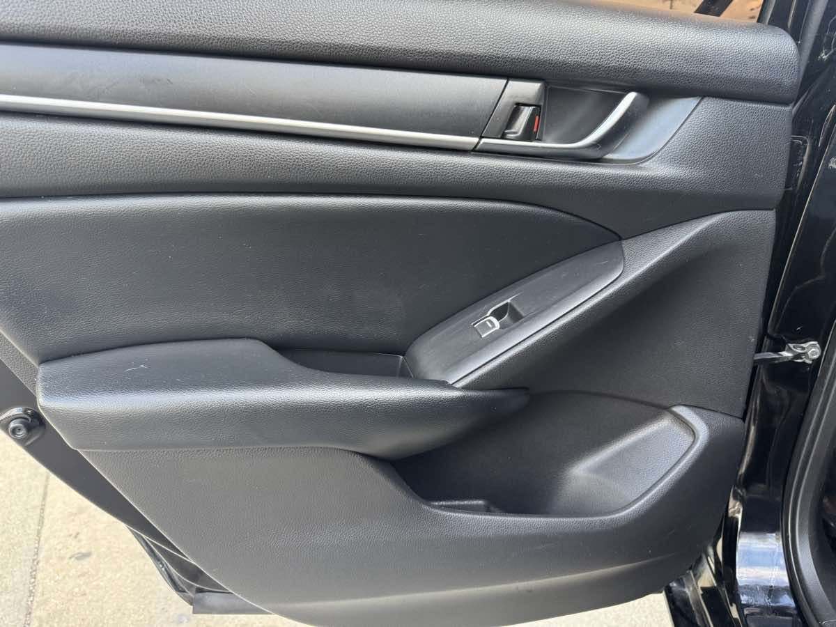 2018 Honda Accord LX 1.5T photo 17