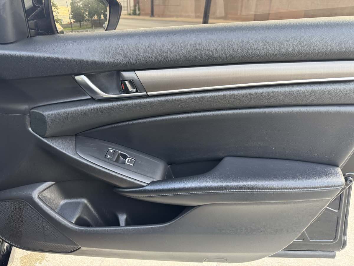 2018 Honda Accord LX 1.5T photo 21