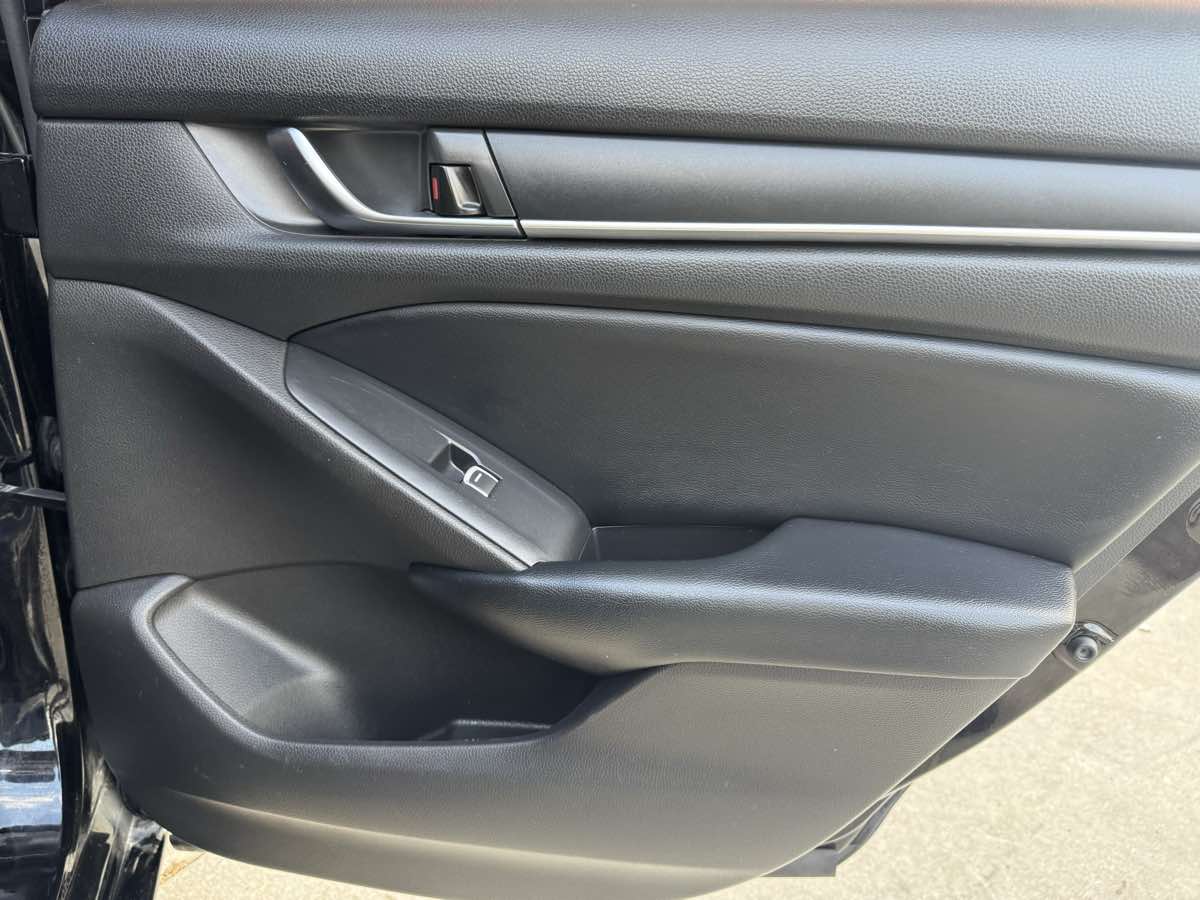 2018 Honda Accord LX 1.5T photo 24