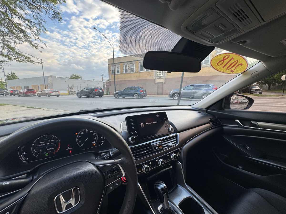 2018 Honda Accord LX 1.5T photo 2