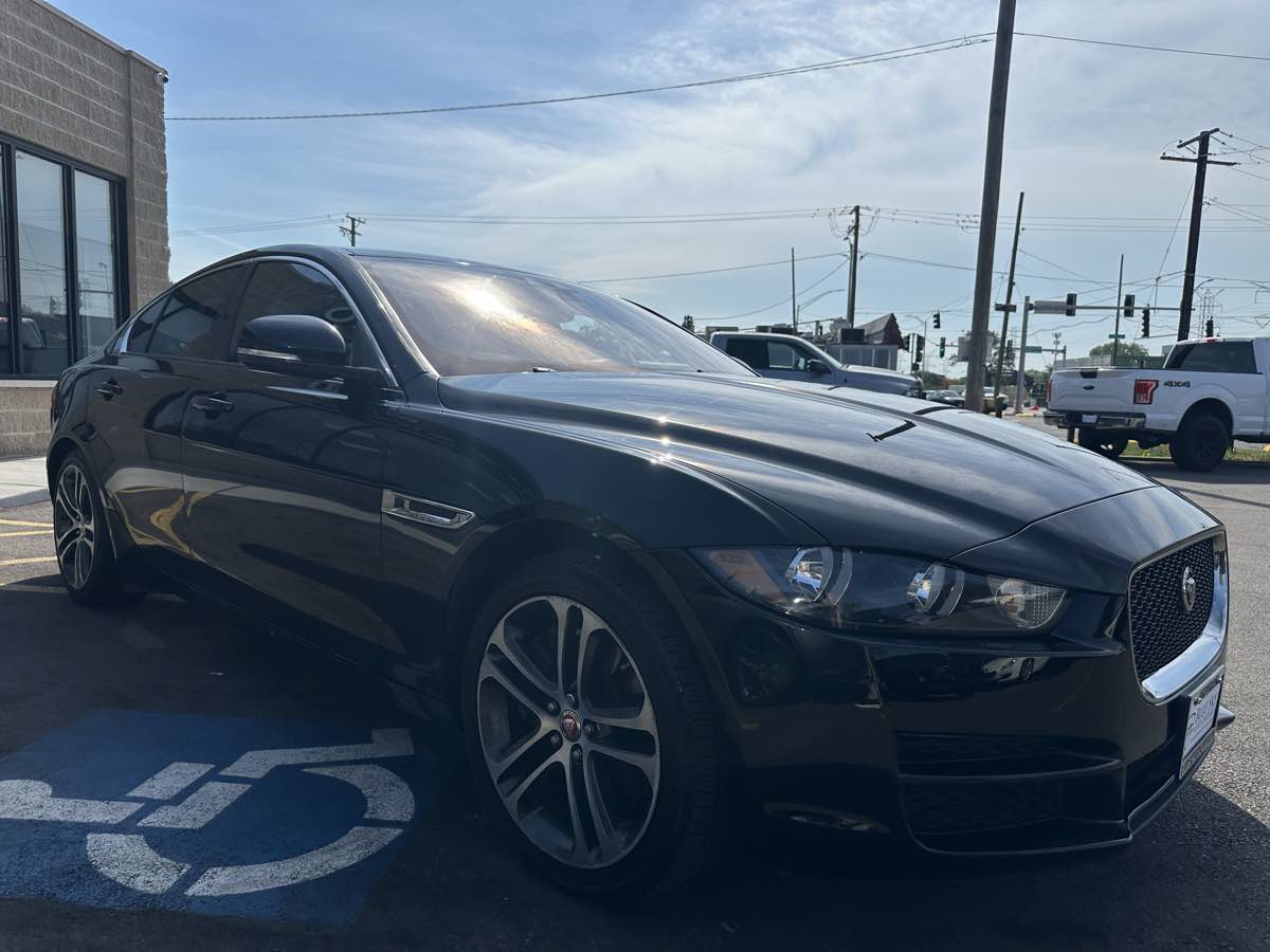 2017 Jaguar XE Premium photo 3