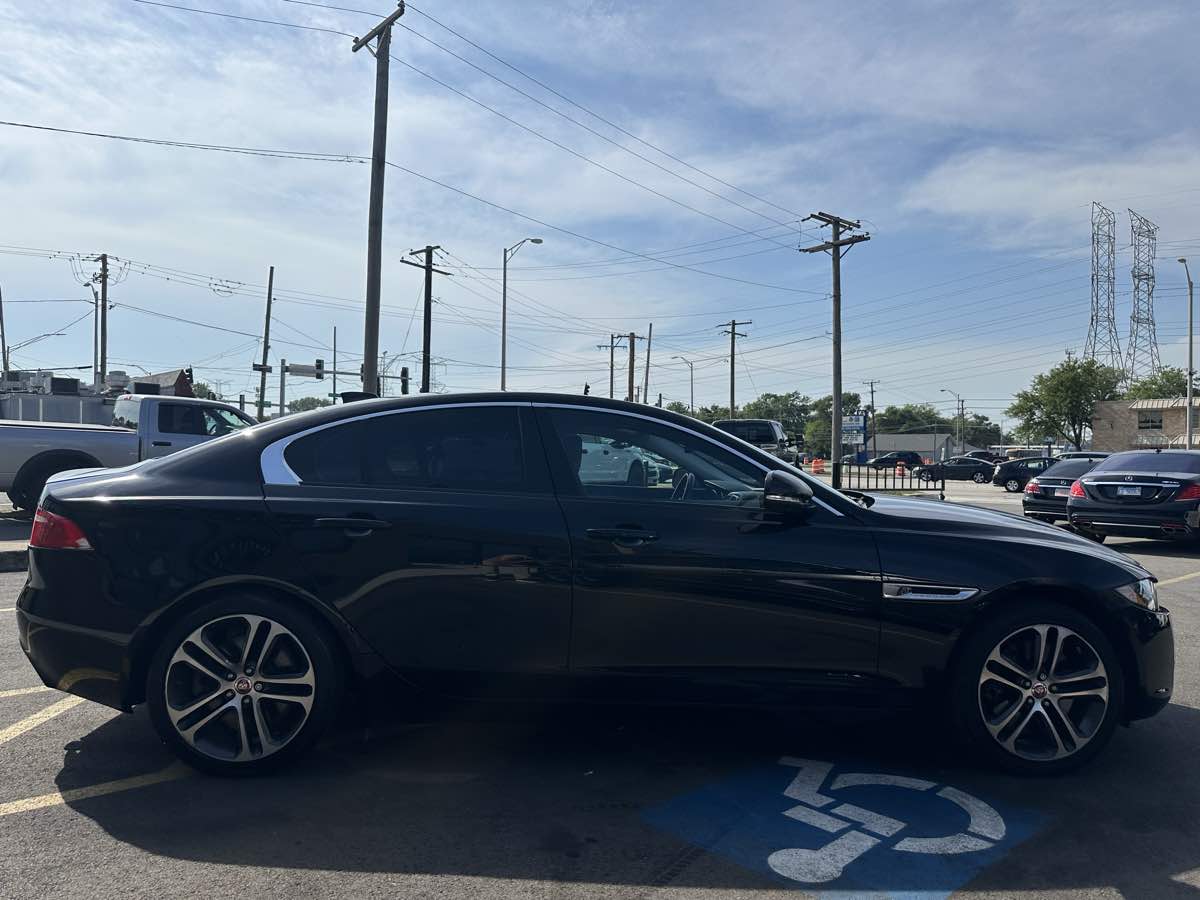 2017 Jaguar XE Premium photo 4