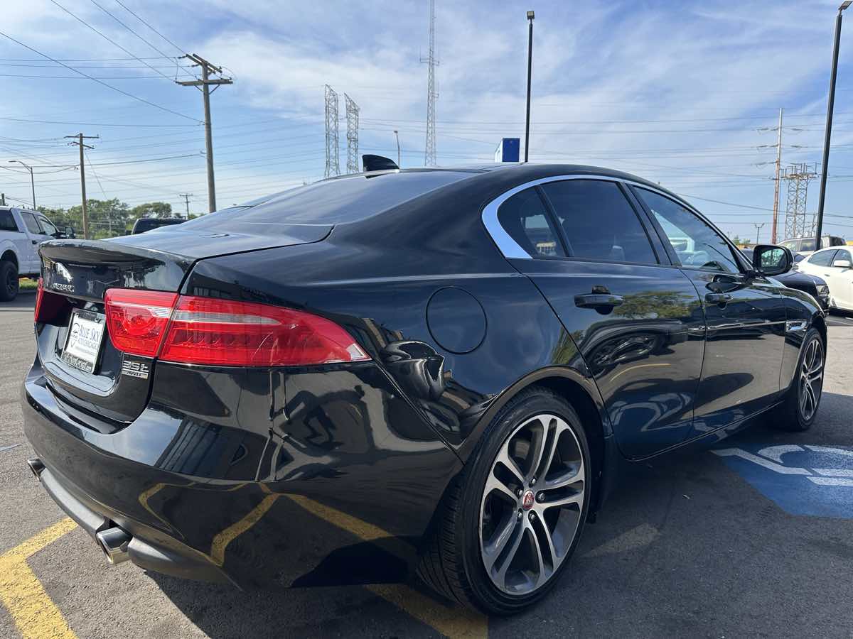 2017 Jaguar XE Premium photo 5
