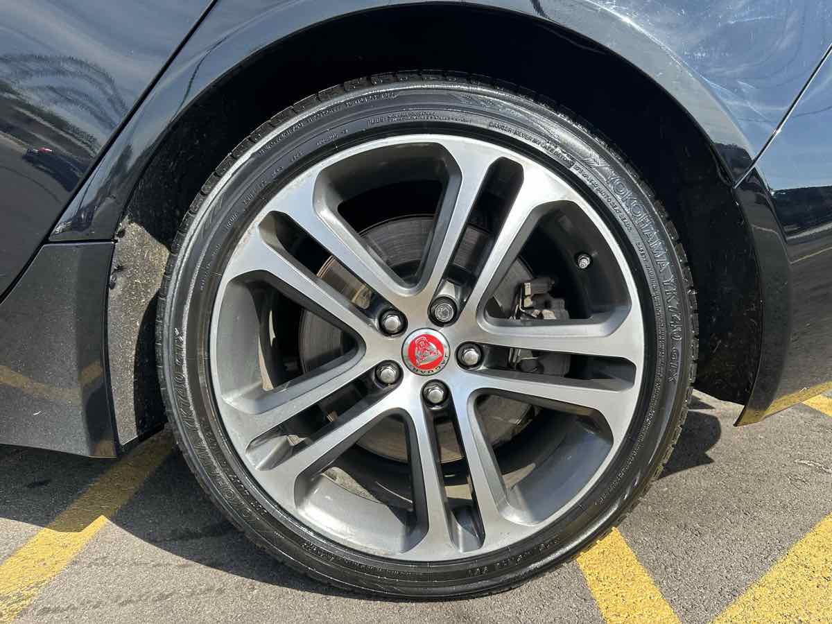 2017 Jaguar XE Premium photo 9