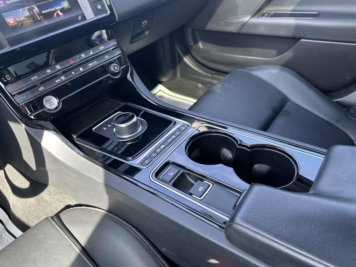 2017 Jaguar XE Premium photo 24