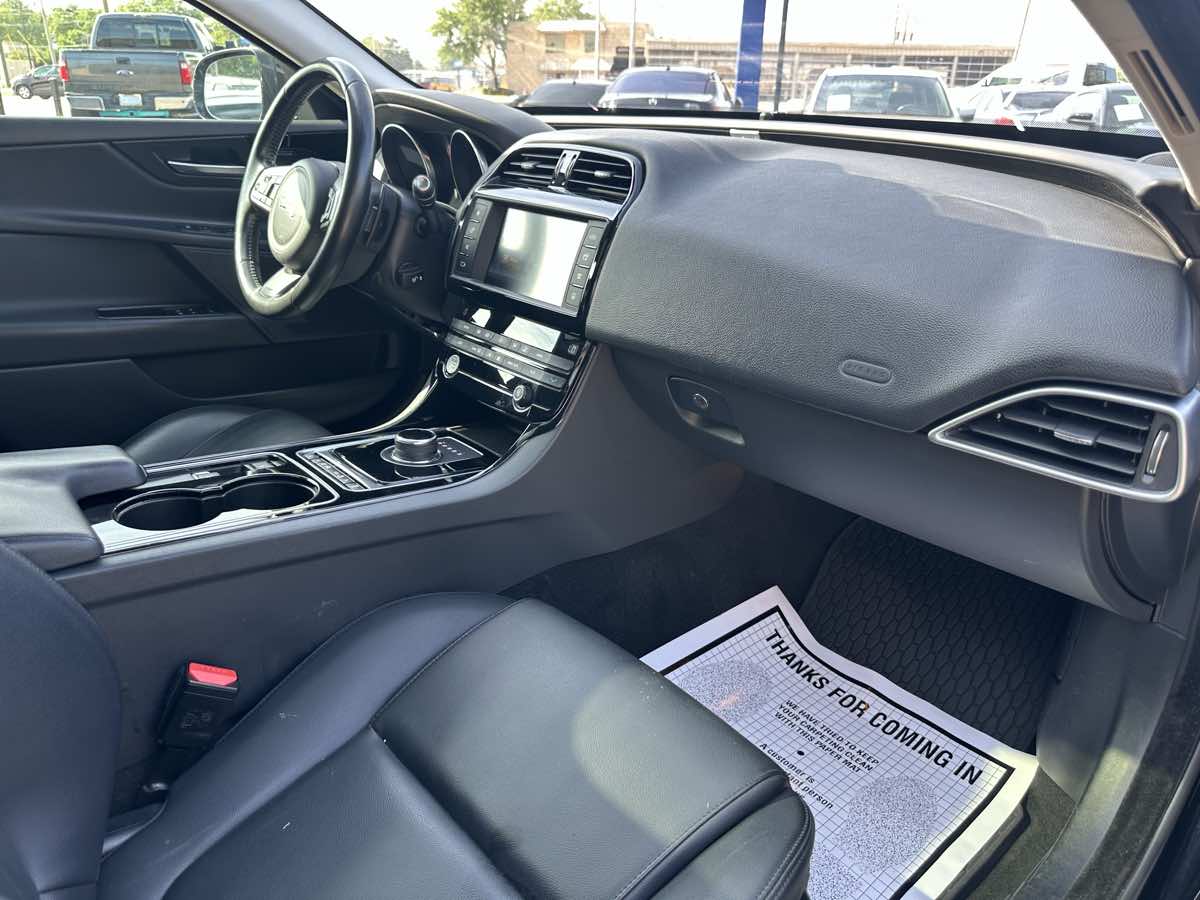 2017 Jaguar XE Premium photo 34