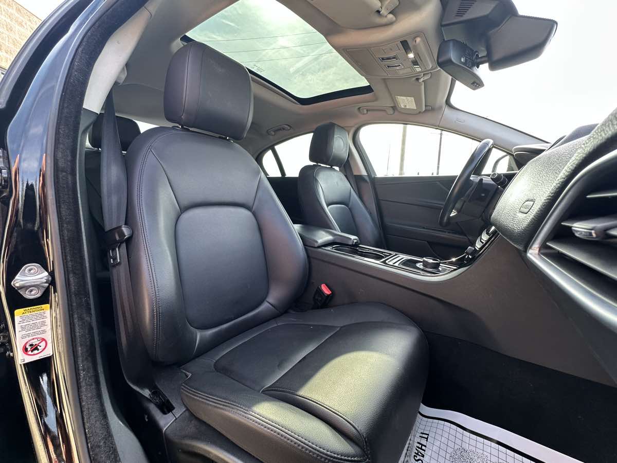 2017 Jaguar XE Premium photo 35