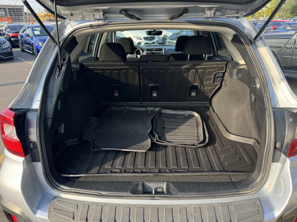 2018 Subaru Outback Premium photo 2