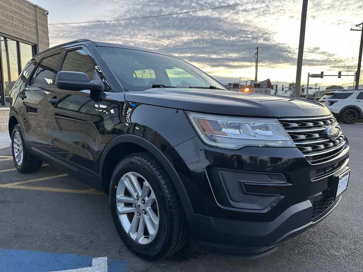 2017 Ford Explorer Base photo 2