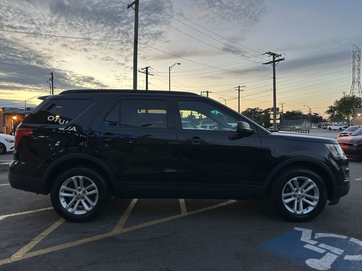 2017 Ford Explorer Base photo 3