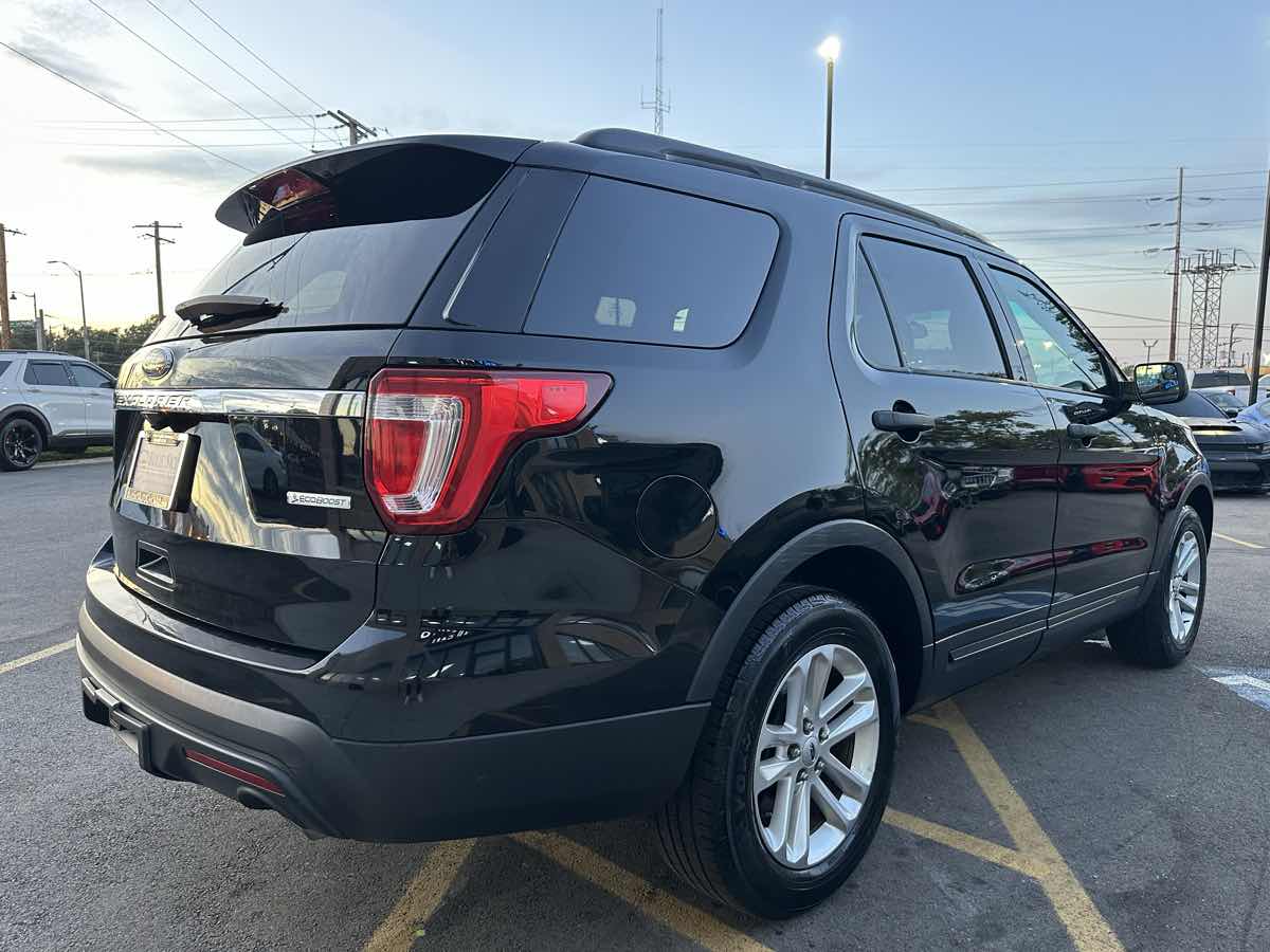 2017 Ford Explorer Base photo 4
