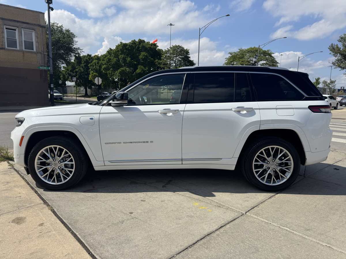 2023 Jeep Cherokee Summit Reserve 4xe photo 3