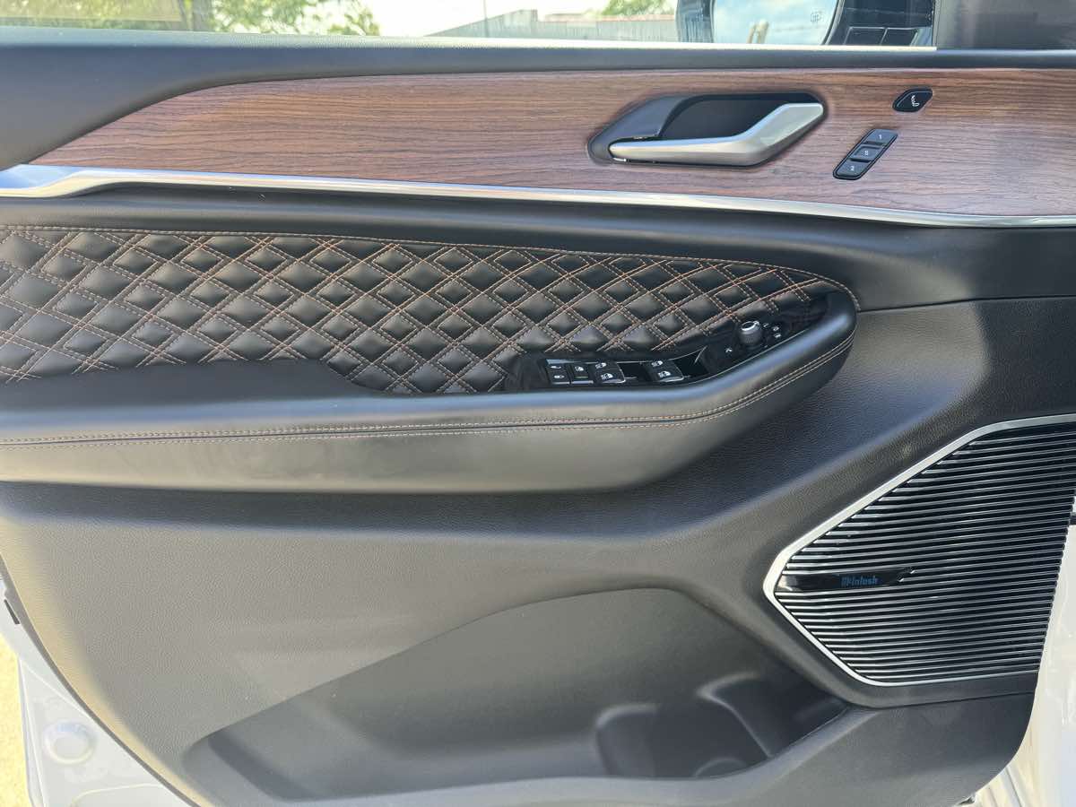 2023 Jeep Cherokee Summit Reserve 4xe photo 9
