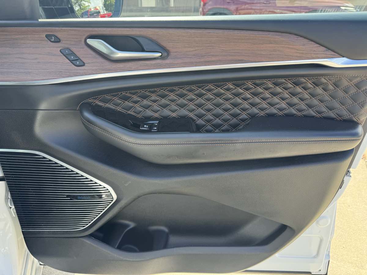 2023 Jeep Cherokee Summit Reserve 4xe photo 18